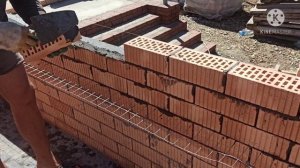 качественный процесс кладки лицевого кирпича ,под рейку, со стажем 15 лет. строительство дома