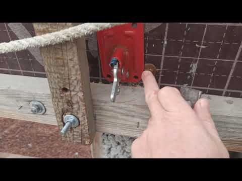 Установка щитовой опалубки с использованием зажимов, пластиковой арматуры и шпилек.