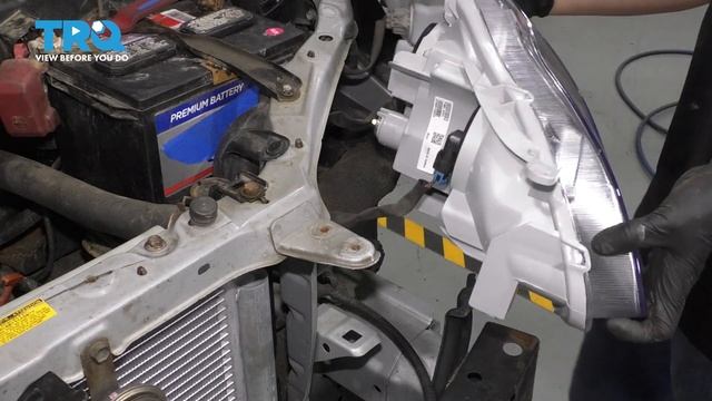 How to Replace Headlights 2003-2008 Toyota Corolla смотреть онлайн
