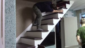 Отделка лестницы на металлокаркасе деревом