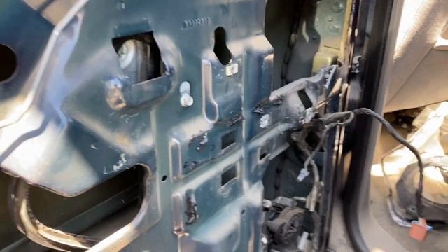 How to take off a Window Regulator for a 2005 Chevy Tahoe смотреть онлайн