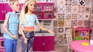 ДВОЕЧНИЦА КАК ПАПА / Мама Барби играем в куклы