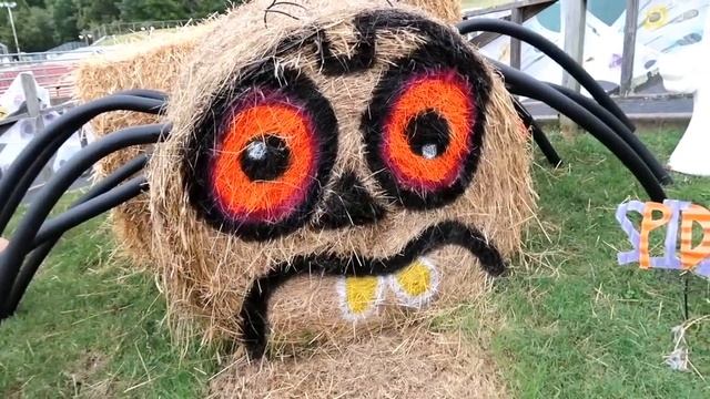 Little Kid Having Fun at Six Flags Theme Park Halloween Freight Fest смотреть онлайн