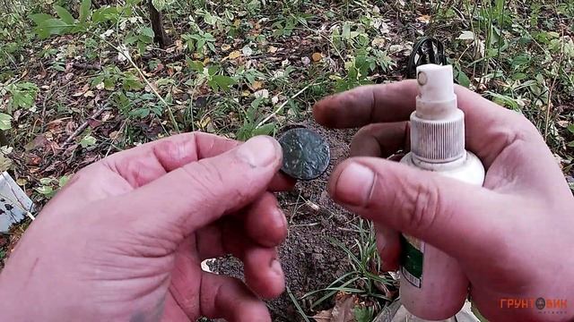 Коп с Nokta Makro Anfibio Multi в лесу.