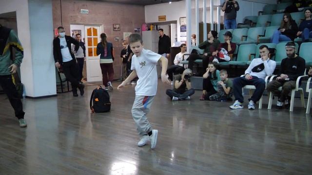 учитель и ученик Robin & Orlan vs SpaceUp & - "ALL OPTION" break dance battle смотреть онлайн