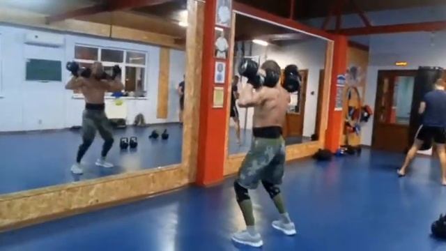 Дима. Толчок 2х гантелей 24кг по длинному циклу х5 смотреть онлайн