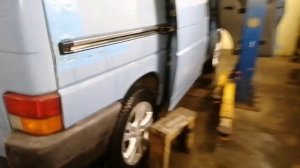 Замена среднего ролика сдвижной двери на Т4 / Фольксваген Транспортёр Т4