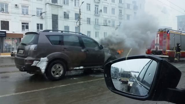 Загорелся Mitsubishi outlander в Челябинске 02.02.2016 смотреть онлайн