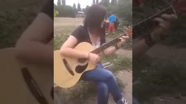 Девушка играет на гитаре Муцараева и Роза смотреть онлайн