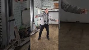 пошел по комнате дымок