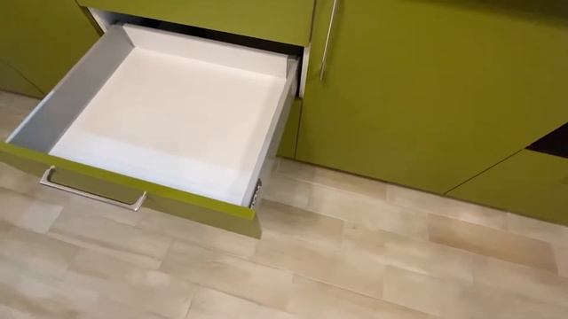 Угловая кухня KitchLine с пластиковыми фасадами, цвет белый и оливка смотреть онлайн