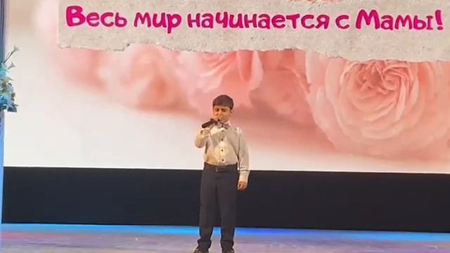 Меджлумян Даниэль исполняет песню "Самая лучшая мама Земли" на городском концерте смотреть онлайн