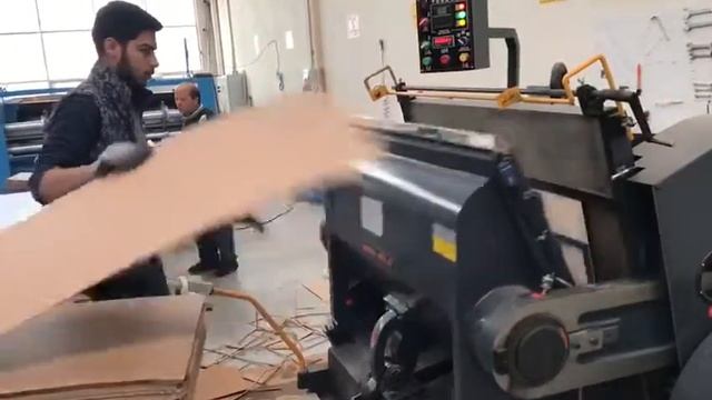 flat die cutter machine /düz kalıp kesici makinesi/máquina de corte e vinco plana смотреть онлайн
