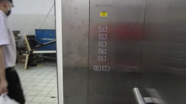 Hyundai Service elevator at Summarecon Mall Serpong, South Tangerang смотреть онлайн