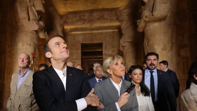 Весь мир возмущен неподобающим нарядом первой леди Франции, в котором она посетила египетский храм смотреть онлайн