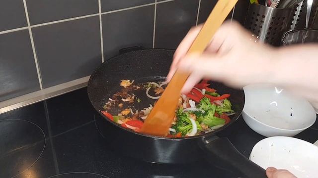 СПАГЕТТИ с Овощами Курицей и Соусом "Терияки" смотреть онлайн