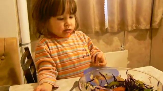 Викуля ест салат смотреть онлайн
