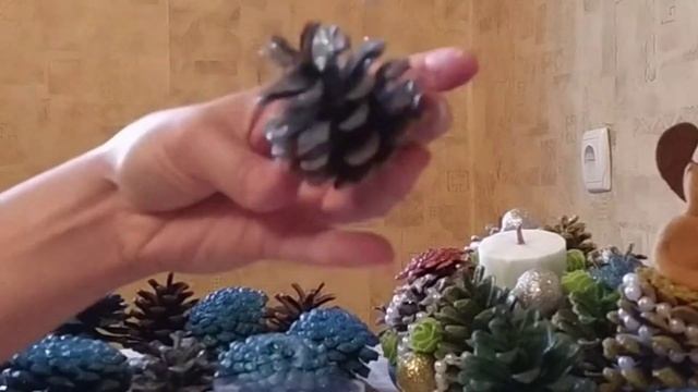 БьІстрая покраска шишек для новогодних поделок. Рождественский венок своими руками. смотреть онлайн