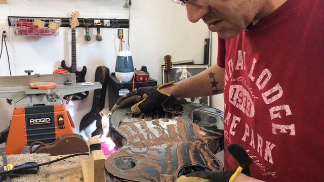 Refinishing a Gibson Les Paul смотреть онлайн