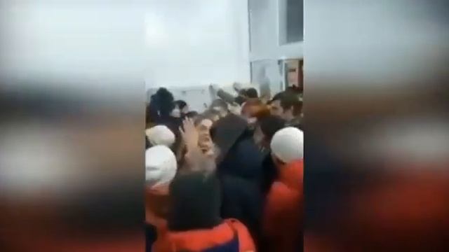 Давка у магазина смотреть онлайн