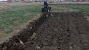 Самодельный трактор пашет.