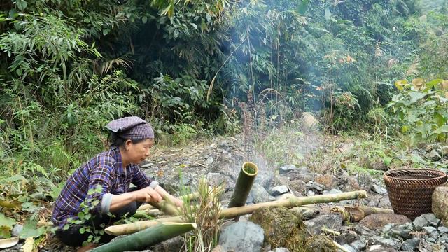 The whole family goes on a picnic together - enjoying delicious stream fish смотреть онлайн