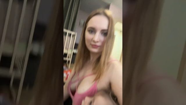 Вот сидим ждем,когда проснется наш папа ,что б маму отпустить на работу . смотреть онлайн