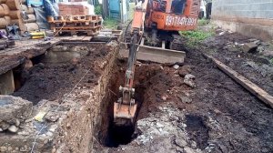 Мини экскаватор готовит траншею под глубокий ленточный фундамент