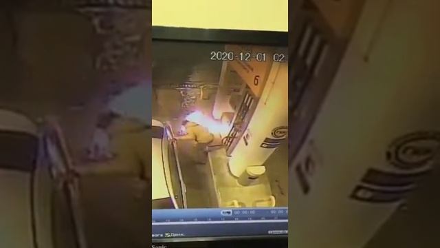 В Южно-Сахалинске мужик подсветил процесс заправки машины зажигалкой. смотреть онлайн