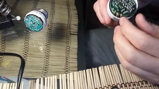 Бесплатные радиодетали из ламп! Что внутри?