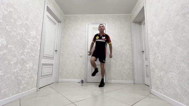 Урок 1/ Kick — одно из самых распространенных движений в современном танце. Простой пинок в воздух смотреть онлайн