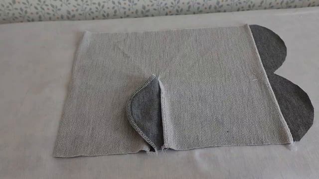 Старую одежду не выкидываю, а использую с умом повторно. Шью из неё носочки по-новому и экономлю смотреть онлайн