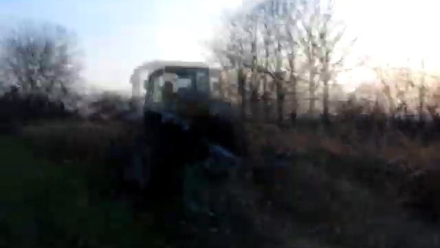 Измельчитель стеблей КУКУРУЗЫ. Трактор ЮМЗ. Работа с помощником. смотреть онлайн