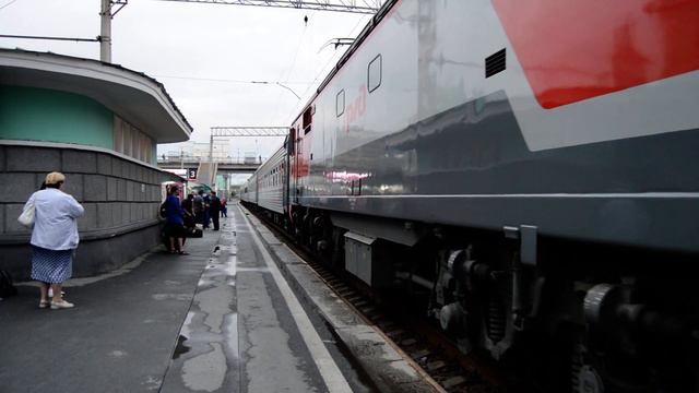 ЭП2К-110 прибывает с поездом №139 Барнаул-Адлер на станцию Новосибирск-Главный смотреть онлайн