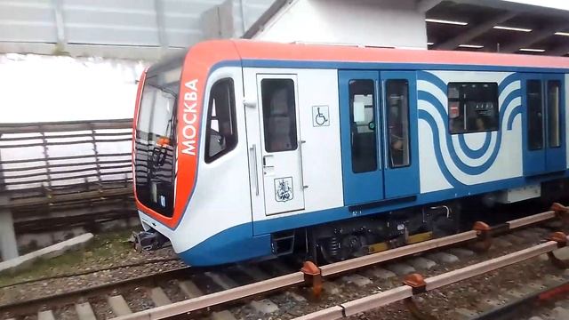 Метропоезд Москва отправляется со станции метро Студенческая. смотреть онлайн