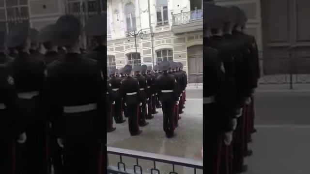 В Астрахани суворовцы исполнили песню "День Победы" под окнами госпиталя для военных смотреть онлайн