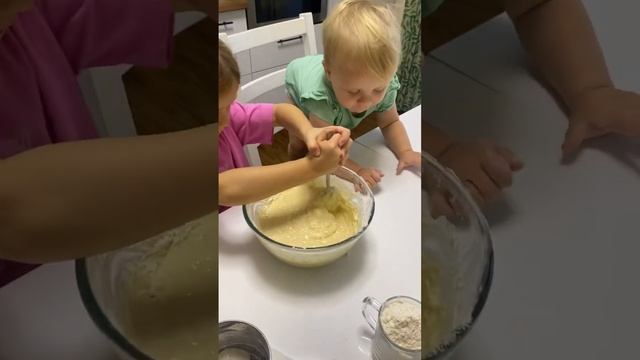 Злата делает тесто