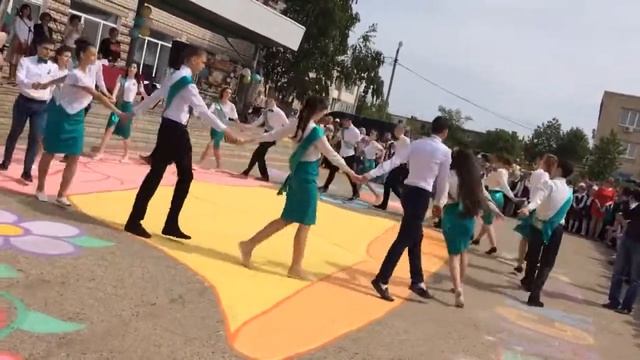 Последний звонок Вальс 11 класса МКОУ СШ №3 г.Дубовки 2017 год смотреть онлайн