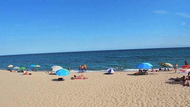 Barcelona Beach Walk at Platja del Cristall Badalona, Spain (4K) смотреть онлайн