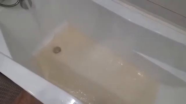 Льющуюся из крана воду цвета крепко заверенного чая снял на видео волгоградец. смотреть онлайн