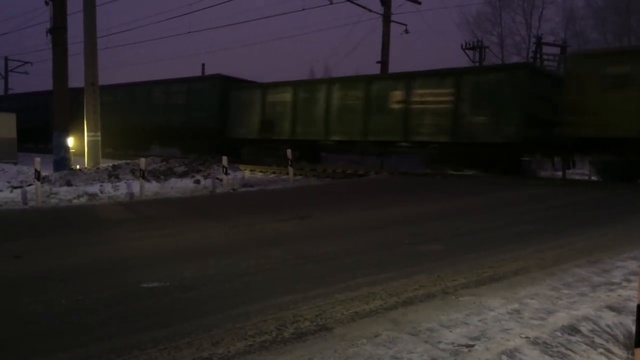 Железнодорожный переезд, шлагбаум, поезд