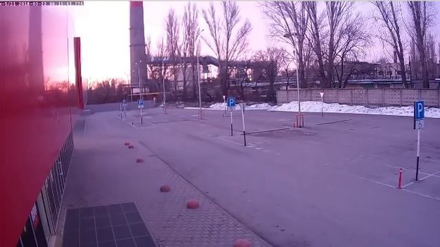 В Таганроге с трубы Тагмета спрыгнул парашютист смотреть онлайн
