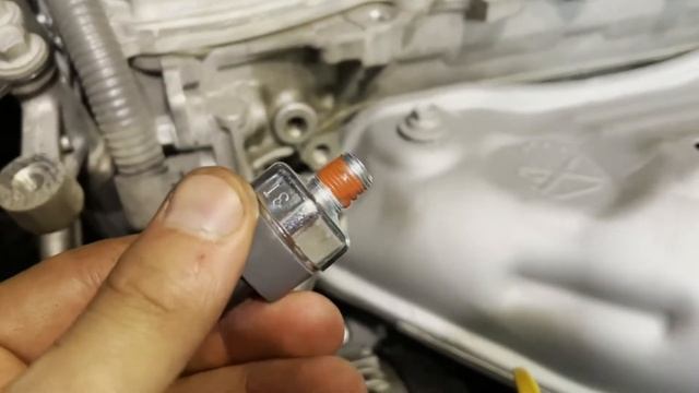 Течь масла под капотом/Замена датчика давления масла смотреть онлайн