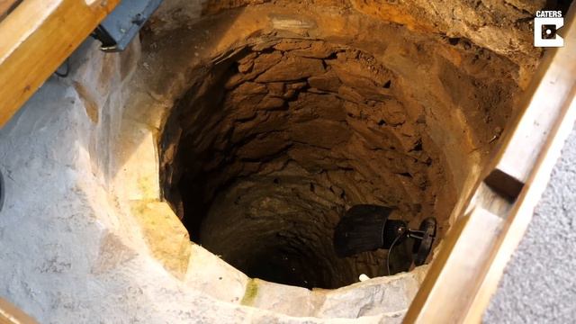 Grandad Finds 17ft Medieval Well In His Living Room смотреть онлайн