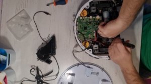 Робот пылесос POLARIS PVCR 0726W СЛОМАЛСЯ ТРЕЩИТ НЕ РАБОТАЕТ / Чиним самостоятельно