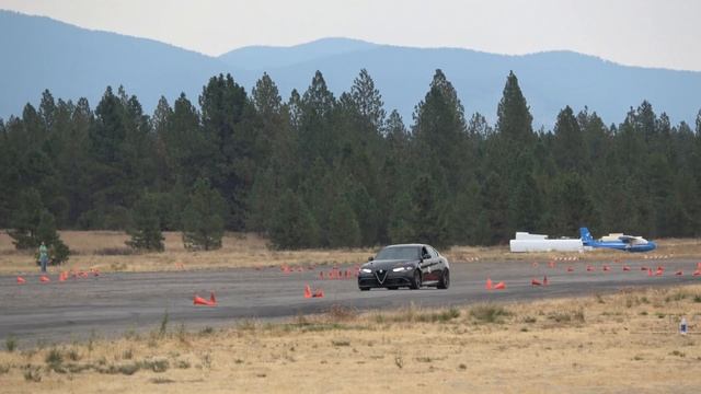 Alfa Romeo Giulia QV in Race mode: hard launch and at autocross смотреть онлайн