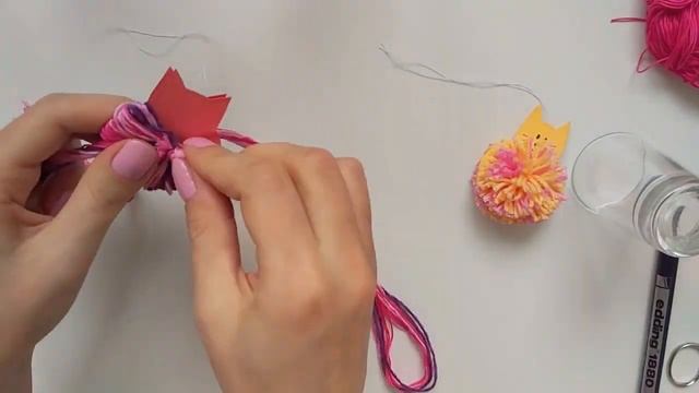 Кот-помпон. Ёлочные игрушки из бумаги и пряжи// Small paper cats are made of yarn pompon смотреть онлайн