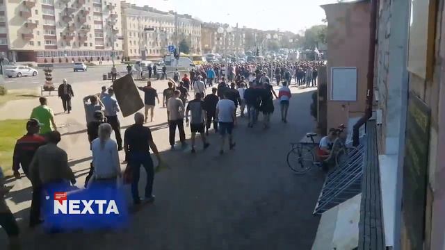 Работники других предприятий идут к МЗКТ, куда прилетел Лукашенко смотреть онлайн