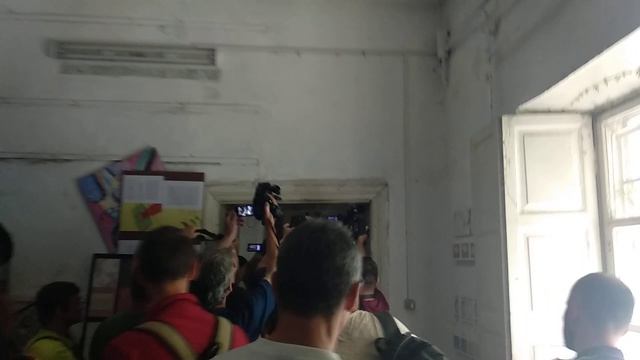 Рейдеры захватили Грековку - активистам пришлось выломать дверь, чтобы прорваться внутрь смотреть онлайн