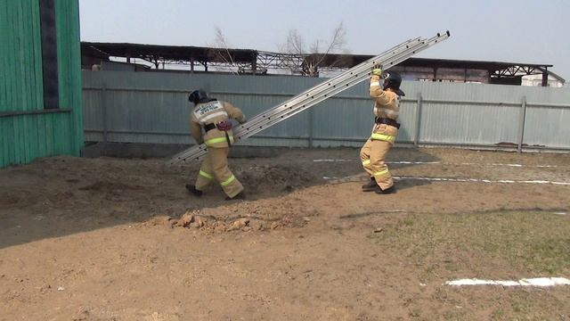 Установка выдвижной лестницы в окно 3-го этажа учебной башни с использованием автомобиля АЦ смотреть онлайн